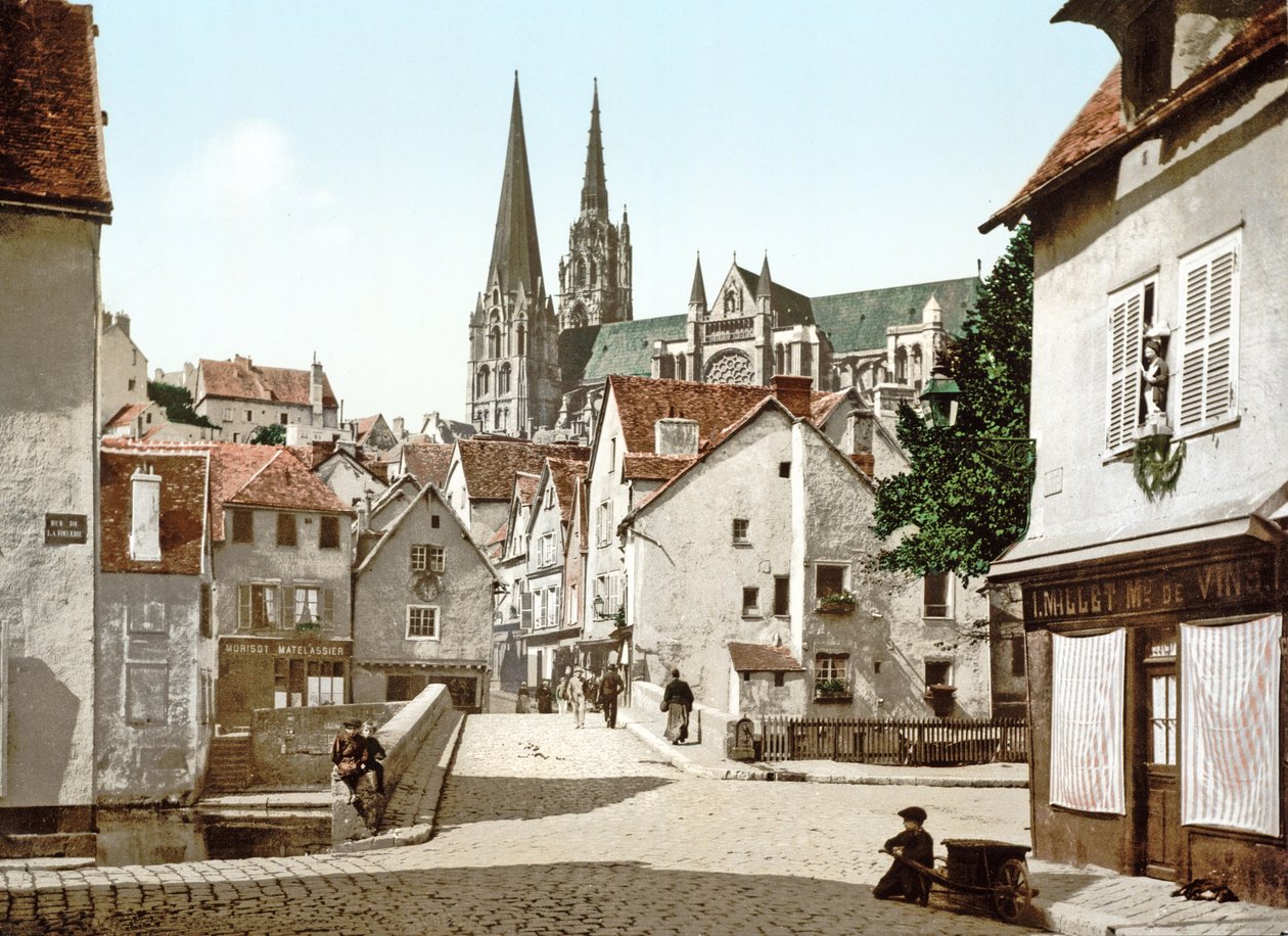 Ser ned ad en gade i Chartres med katedralen i baggrunden, 1890-1900 af French Photographer