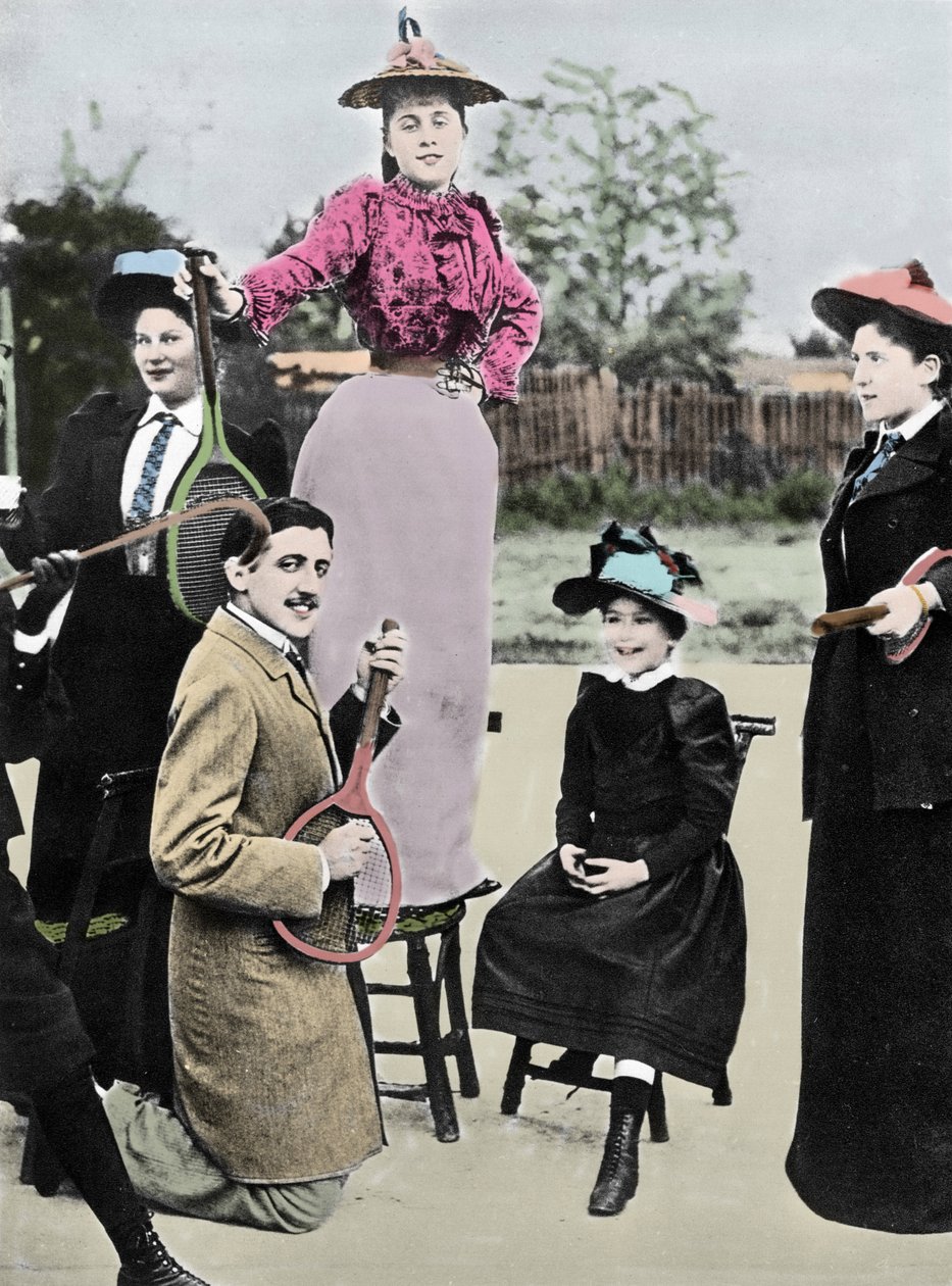 Marcel Proust fransk forfatter midt i en gruppe unge kvinder, der spiller guitar på en tennisketsjer, på tennisboulevarden Bineau i Paris, 1892 af French Photographer