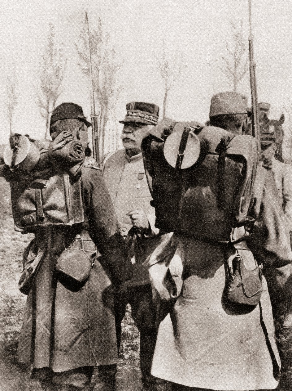 Marskal Joseph Jacques Césaire Joffre inspicerer sine tropper, fra The Illustrated War News, 1915 af French Photographer