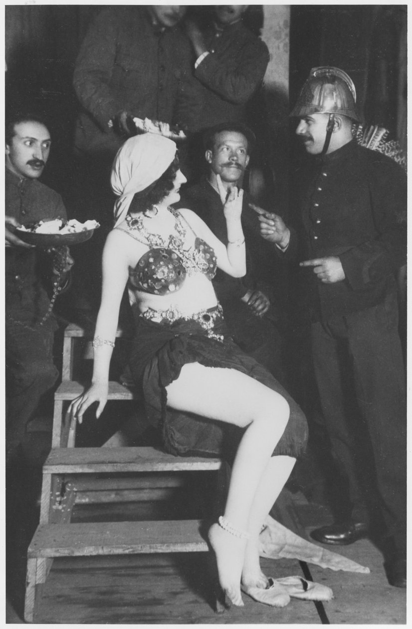 Mata Hari i vingerne med en brandmand, ca. 1905 af French Photographer