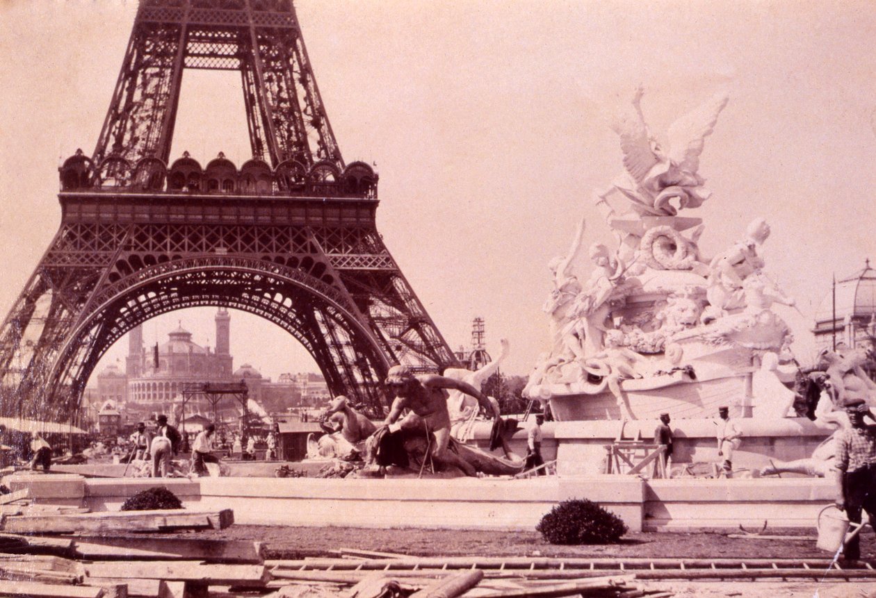 Mænd, der bygger Fountain St. Vidal nær Eiffeltårnet, c.1888 af French Photographer