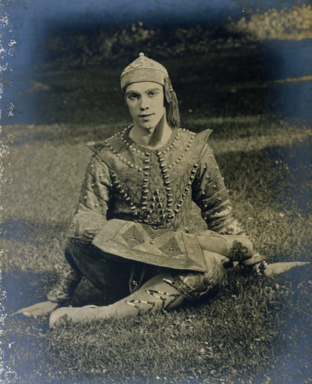Nijinsky sidder med benene over kors, klædt ud som prins Igor af French Photographer