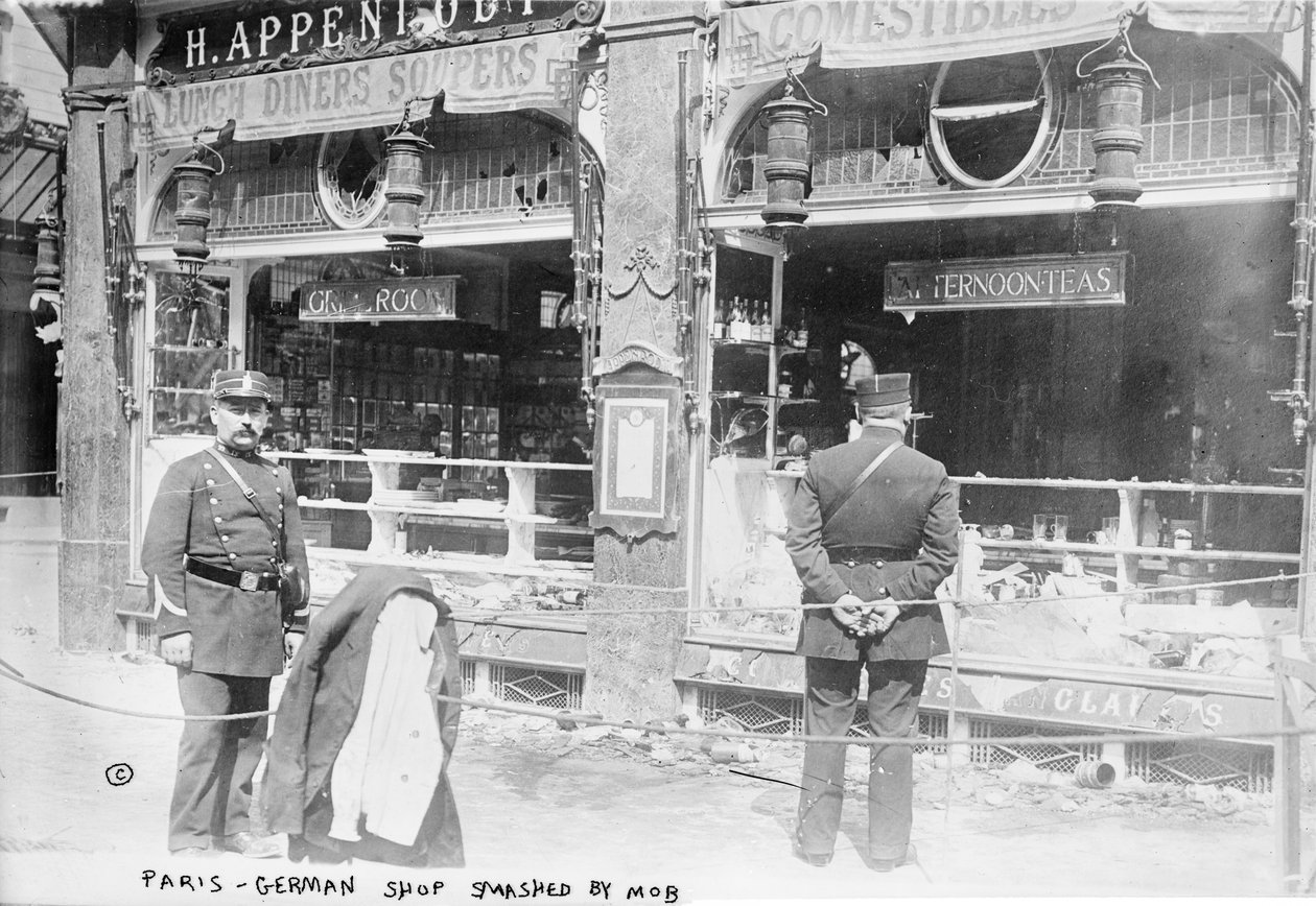 Paris, tysk butik smadret af pøbel, 1914 af French Photographer