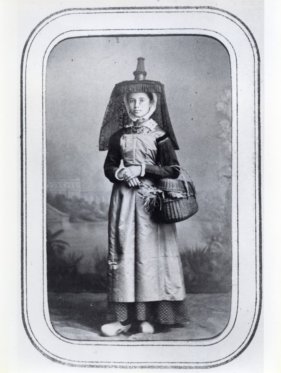 Fotovisitkort med fransk regional kostume, ca. 1860-70 (s/h foto) af French Photographer