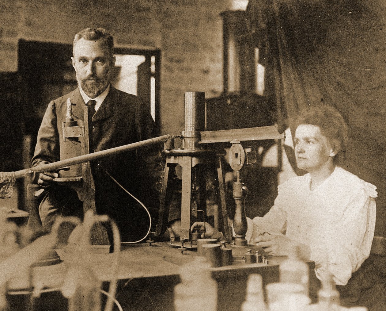 Pierre og Marie Curie i laboratoriet af French Photographer