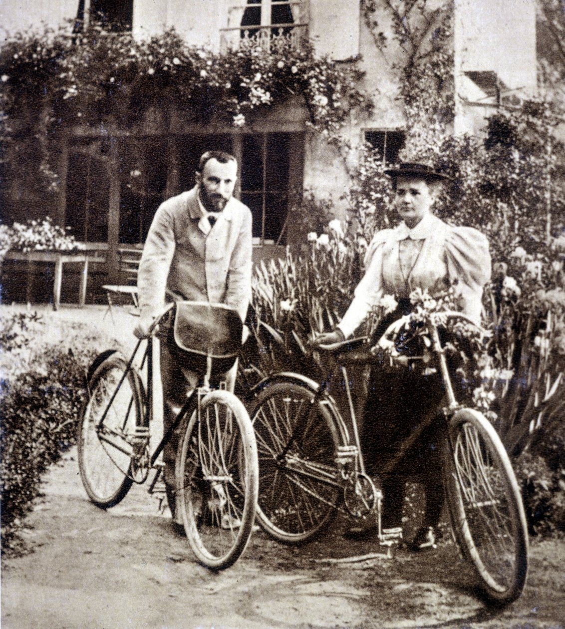 Pierre og Marie Curie i deres have 1895 af French Photographer