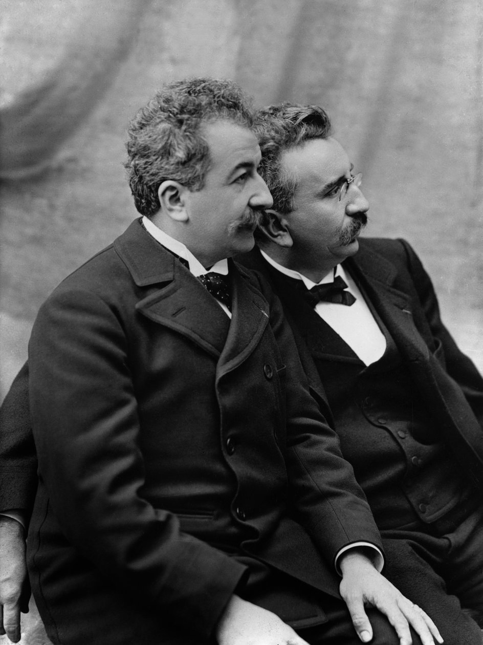 Portræt af Auguste (1862-1954) og Louis Lumiere (1864-1948) ca. 1920 (foto) af French Photographer