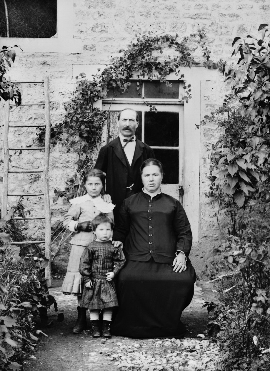 Portræt af en familie i nærheden af Bourmont en Haute Marne. Fotografering sidst i det 19. århundrede. Ducos samling. af French Photographer