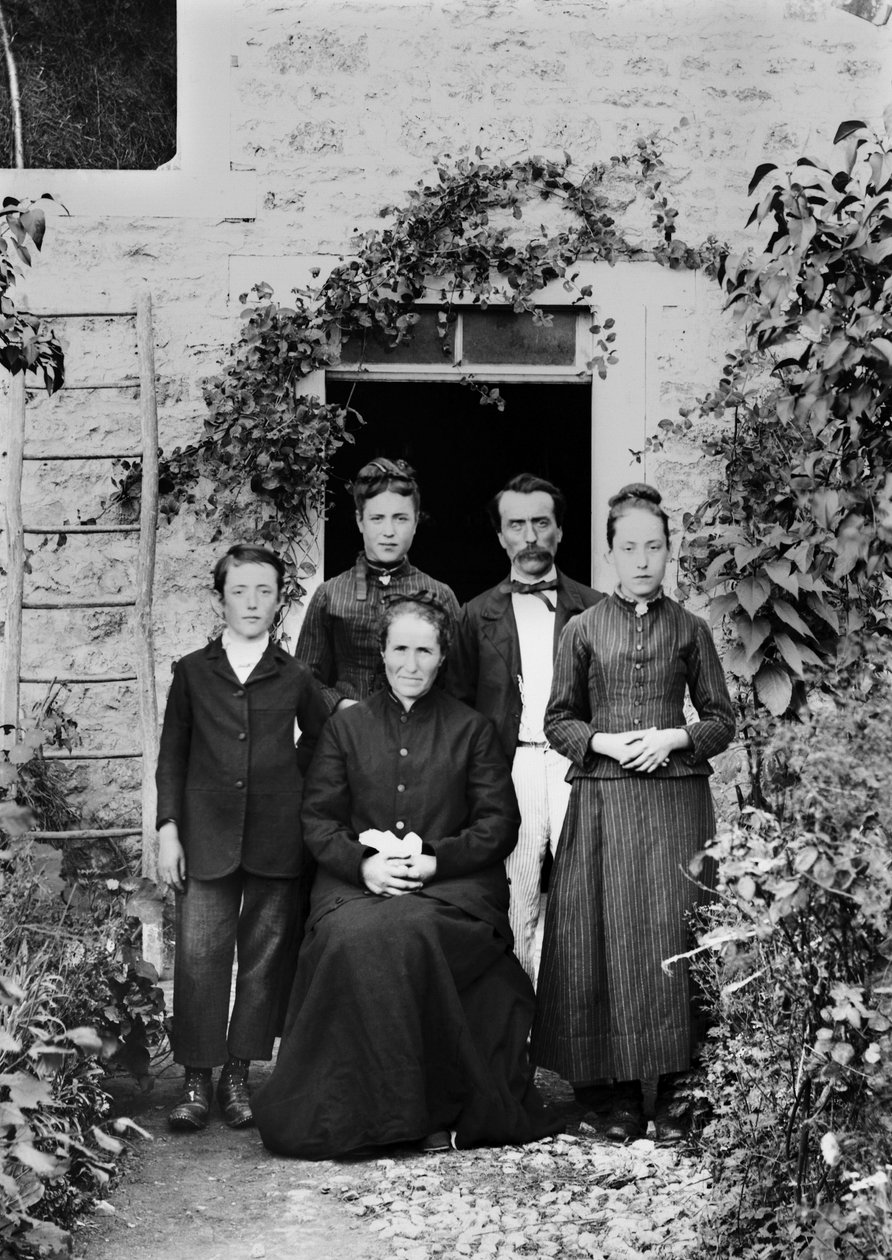 Portræt af en familie i nærheden af Bourmont en Haute Marne. Fotografering sidst i det 19. århundrede. Ducos samling. af French Photographer