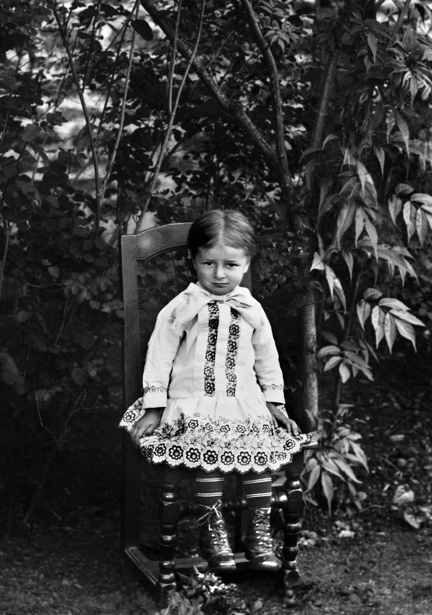 Portræt af en lille pige fra Bourmont i Haute Marne, der sidder i haven ved Abbey of Septfontaines. Fotografering sidst i det 19. århundrede. Ducos samling. af French Photographer