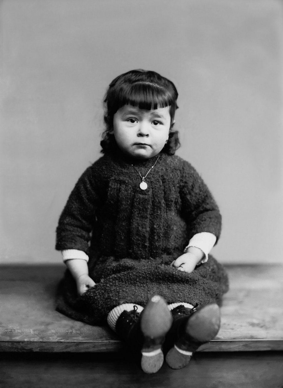 Portræt af en lille pige fra Bourmont i Haute Marne, med sin dåbsmedalje. Fotografering sidst i det 19. århundrede. Ducos samling. af French Photographer