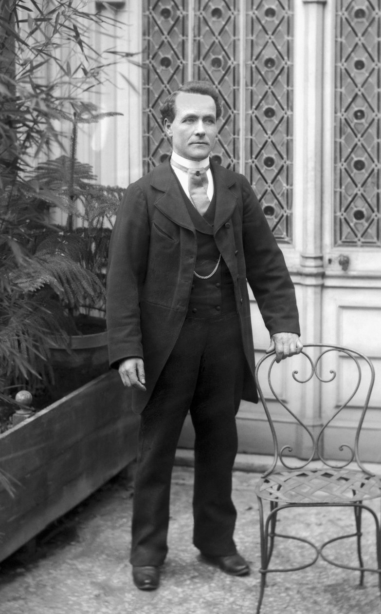 Portræt af en mand, der poserer i Abbey of Septfontaines, nær Bourmont en Haute Marne. Fotografering sidst i det 19. århundrede. Ducos samling. af French Photographer