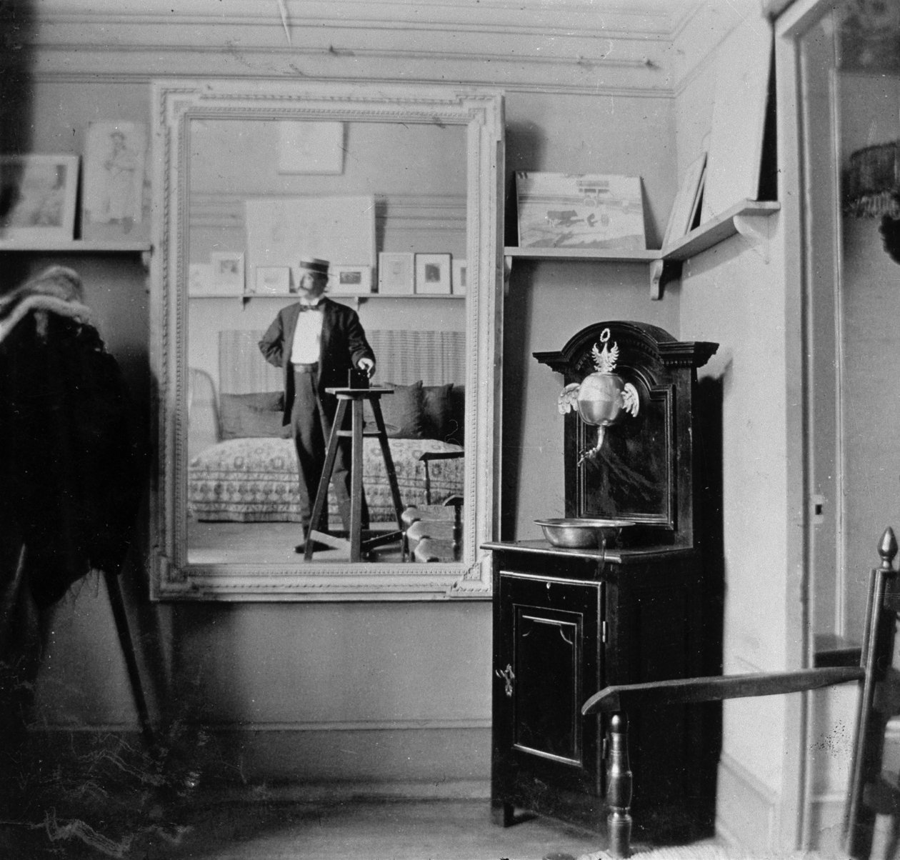 Portræt af en fotograf i studiet af Henri de Toulouse-Lautrec (1864-1901) af French Photographer