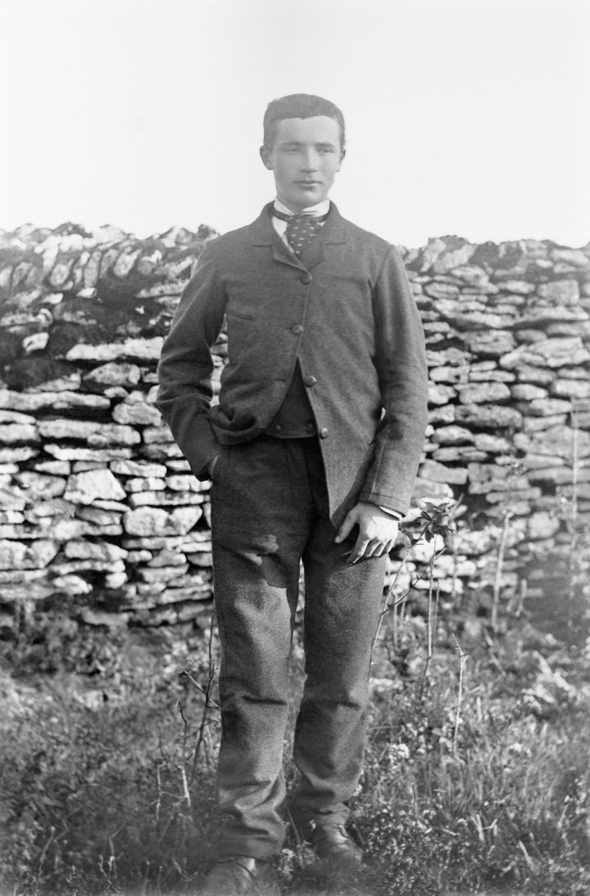 Portræt af en ung mand i haven til Abbey of Septfontaines, nær Bourmont en Haute Marne. Fotografering sidst i det 19. århundrede. Ducos samling. af French Photographer