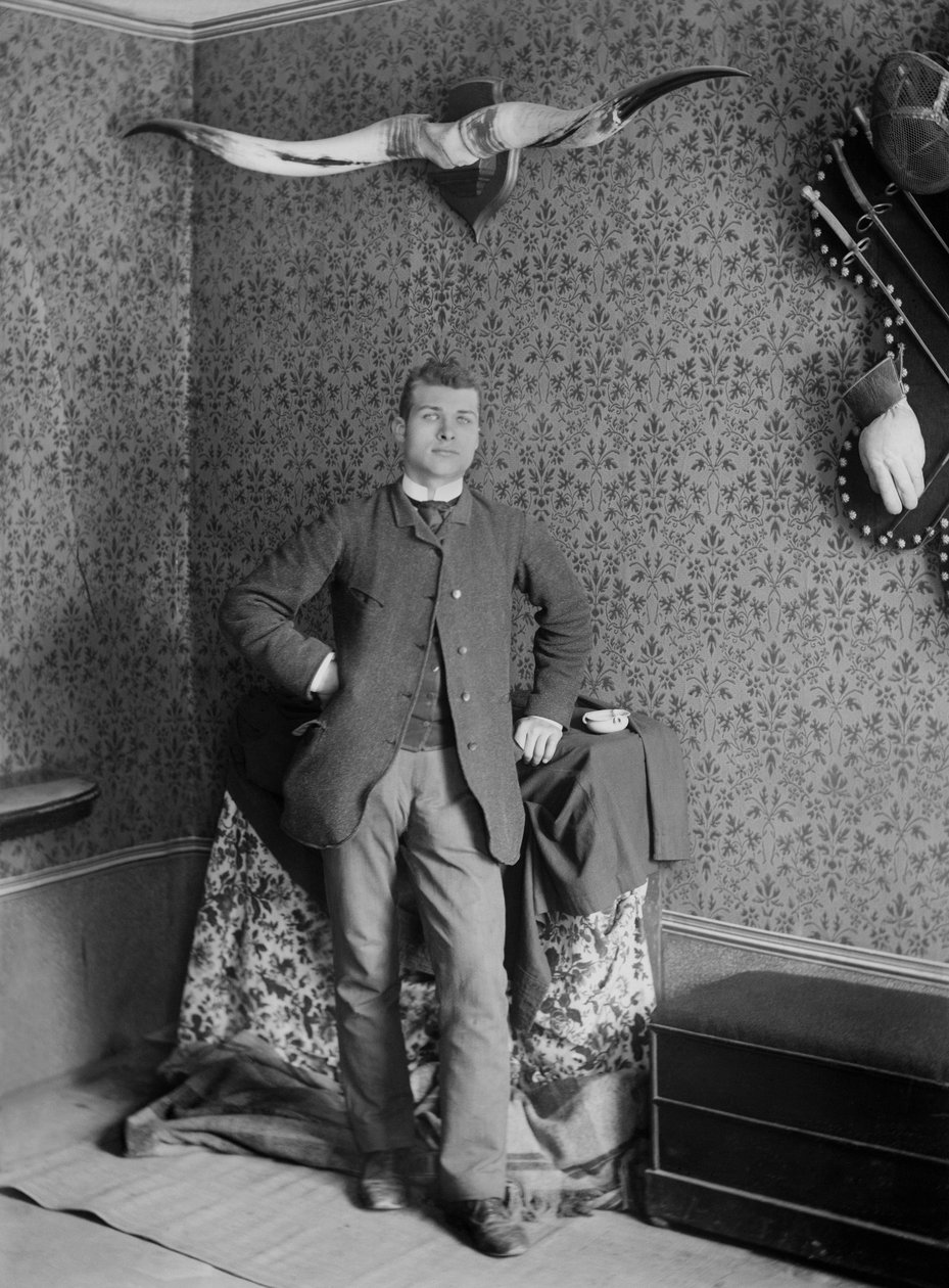 Portræt af en ung mand, der poserer i Abbey of Septfontaines, nær Bourmont en Haute Marne. Fotografering sidst i det 19. århundrede. Ducos samling. af French Photographer