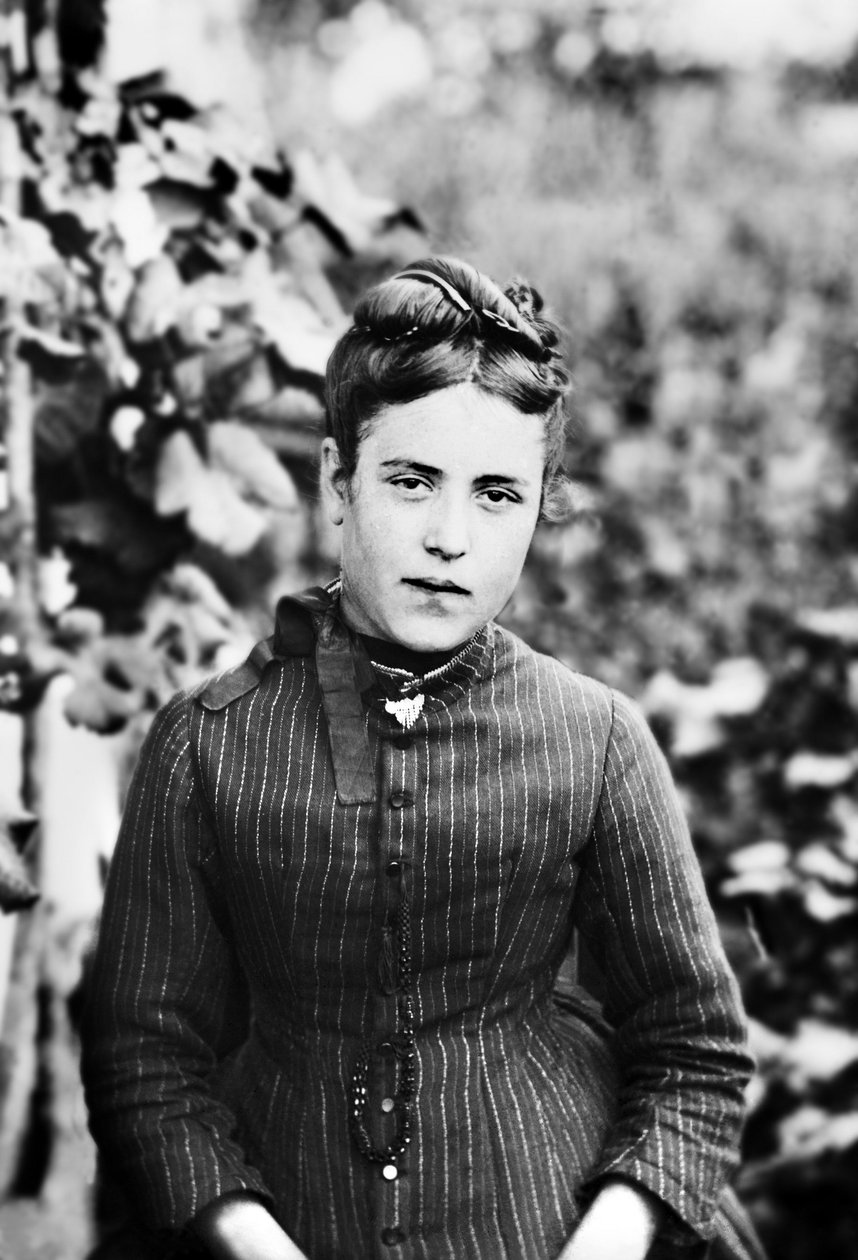 Portræt af en ung kvinde fra Bourmont i Haute Marne. Fotografering sidst i det 19. århundrede. Ducos samling. af French Photographer