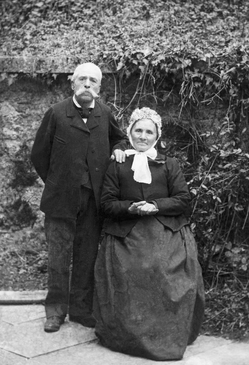 Portræt af et ældre par, fra omgivelserne i Bourmont i Haute Marne. Fotografering sidst i det 19. århundrede. Ducos samling. af French Photographer