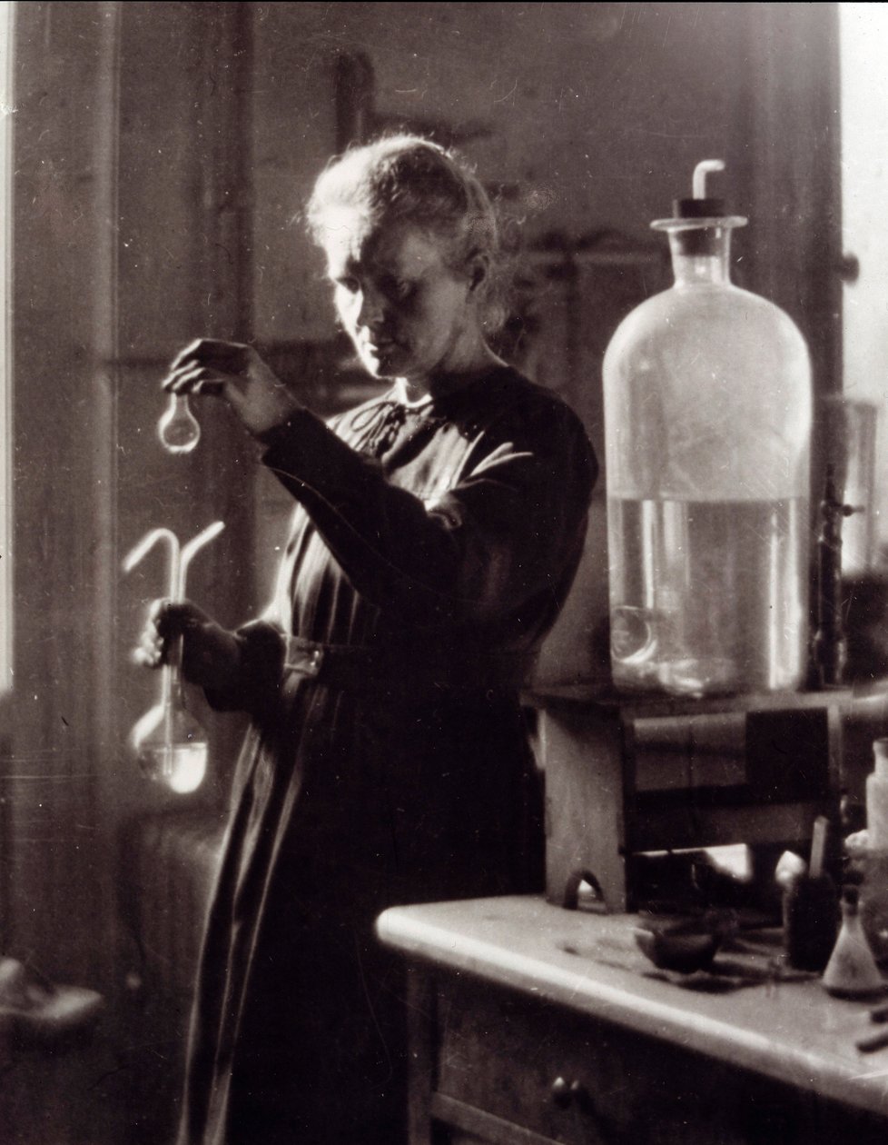 Portræt af fysikeren Marie Curie (1867-1934) i hendes laboratorium i 1925 (foto) af French Photographer