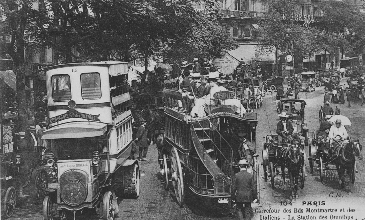 Postkort, der viser en omnibusstation på krydset mellem Boulevard Montmartre og Boulevard des Italiens, Paris, 1905-10 af French Photographer