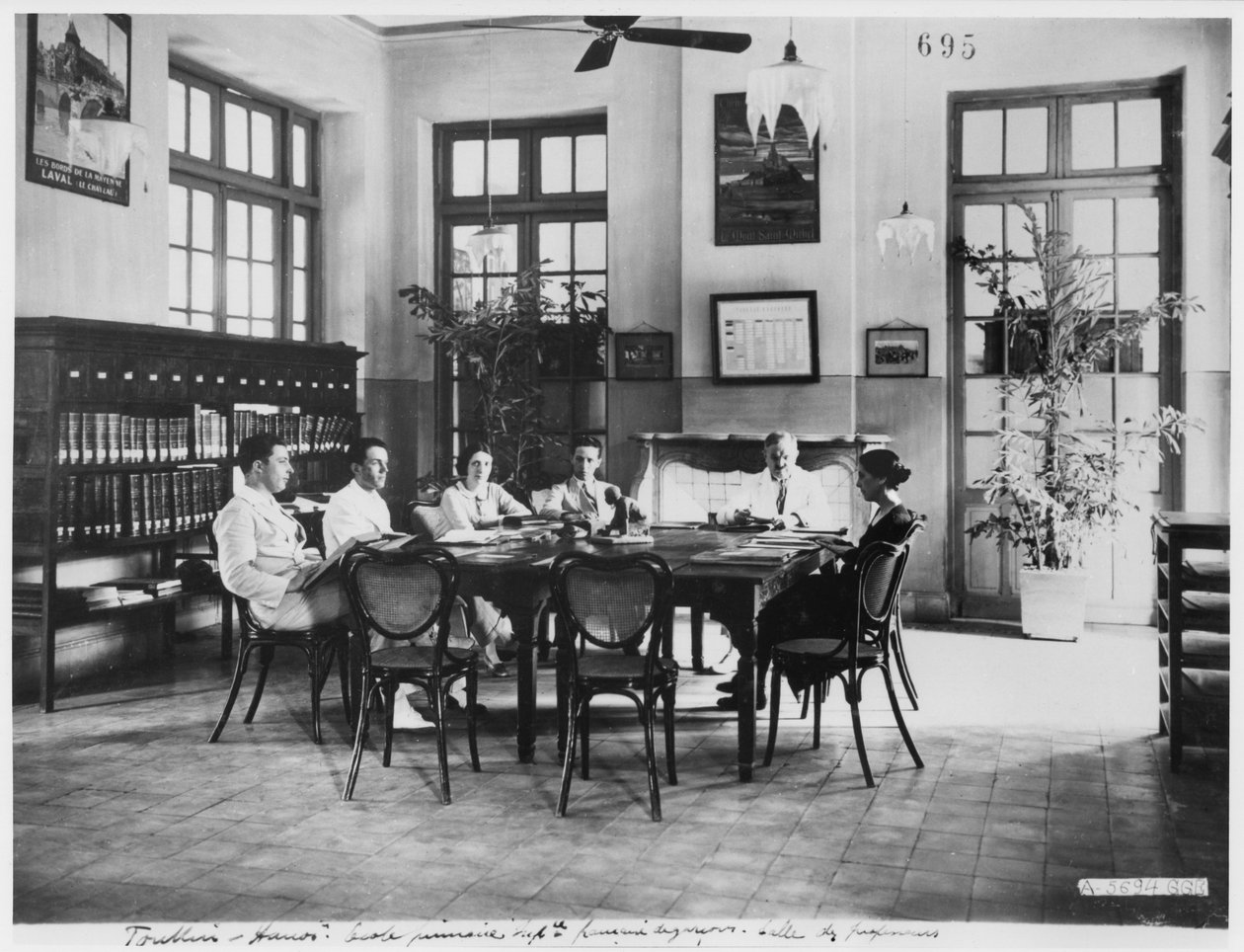 Folkeskole for drenge i Hanoi, ca. 1920 af French Photographer