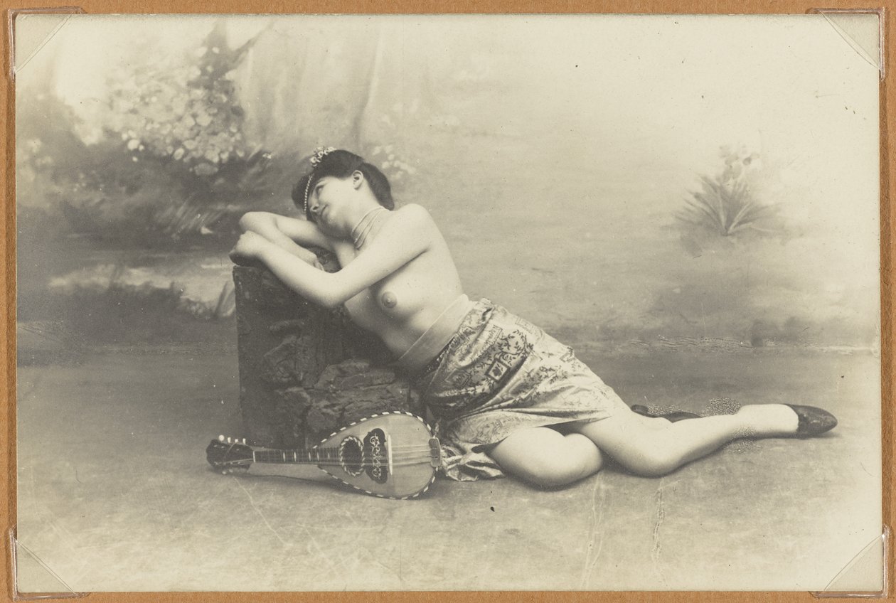 Liggende kvinde med mandolin, ca. 1895 (gelatinesølvtryk) af French Photographer