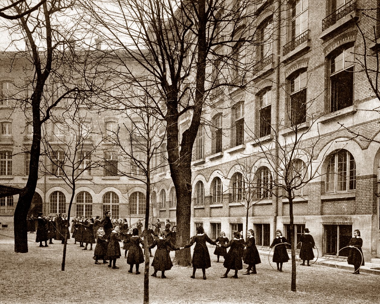 Fritidsdomstol ved Madame de Saissevals skole (Carcado - Saisseval) i Paris i slutningen af det nittende århundrede, før 1900 (s/h foto) af French Photographer