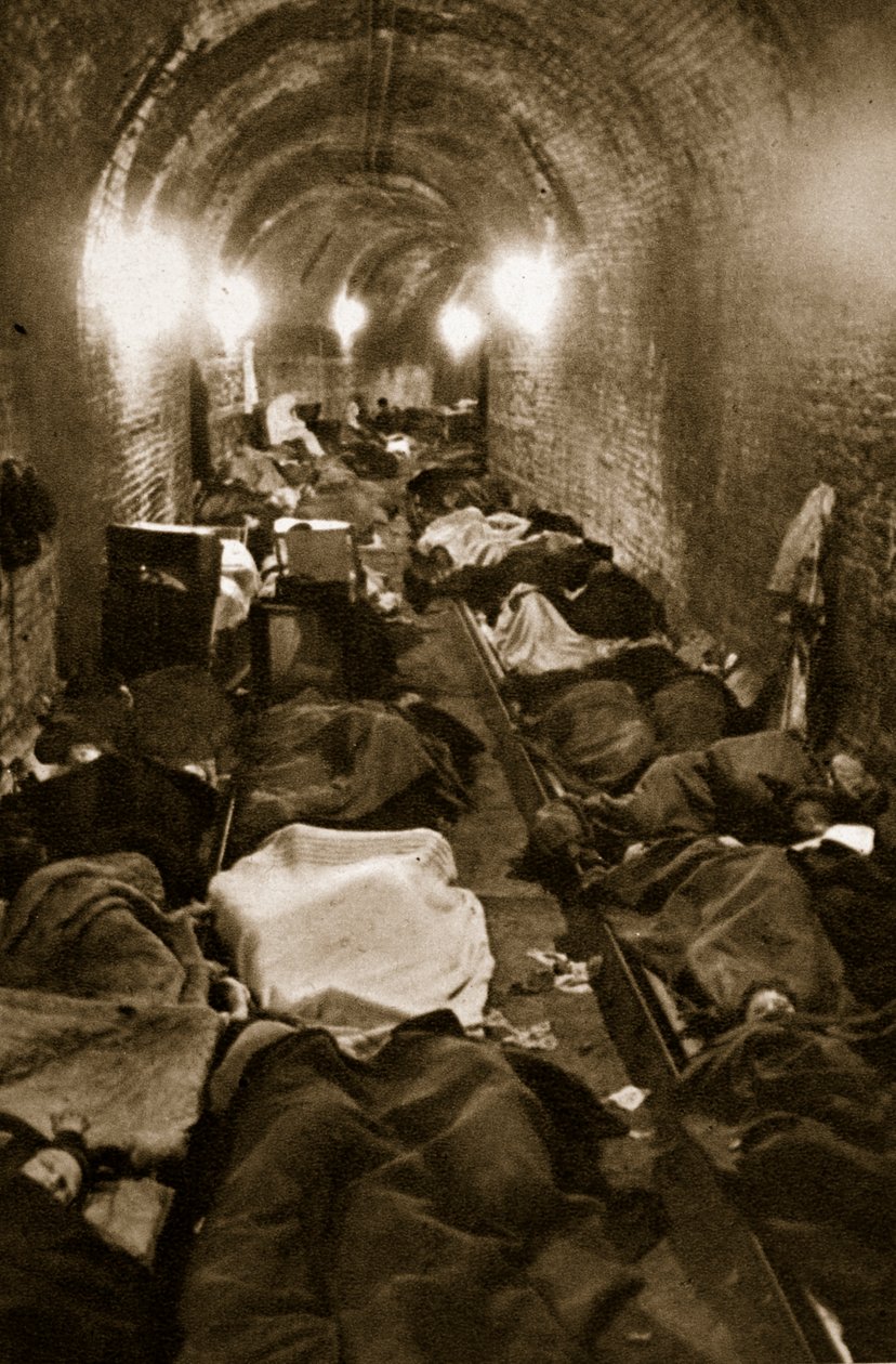 Beboere i Le Havre søger tilflugt i togtunnelerne, september 1940 af French Photographer