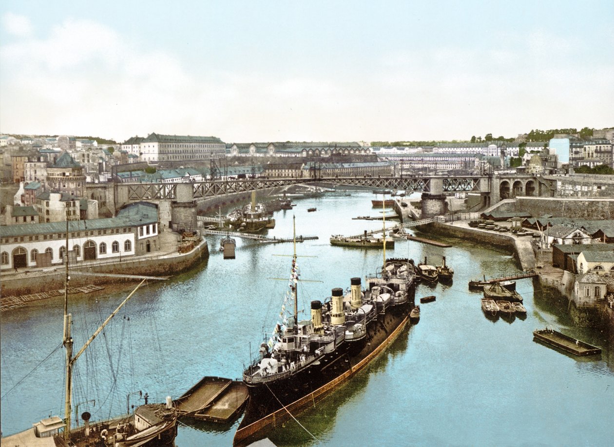 Skibe fortøjet ved Penfeld-floden, Brest, 1890-1900 af French Photographer