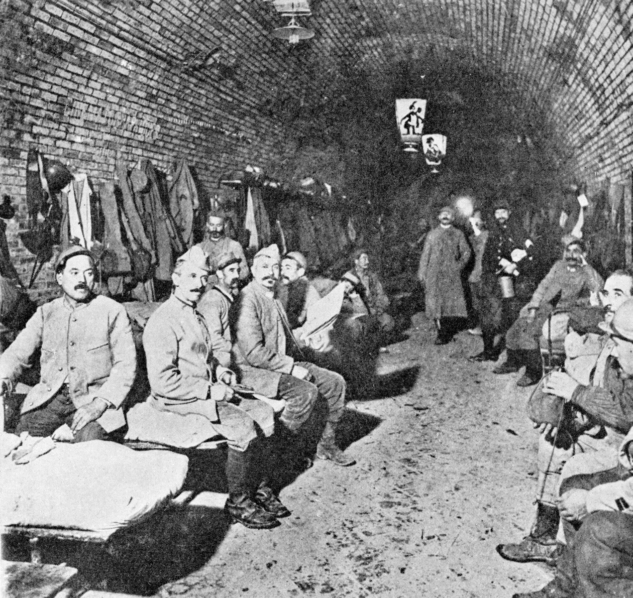 Sovekvarter i Douaumont Fort, ca. 1916 (bw foto) af French Photographer