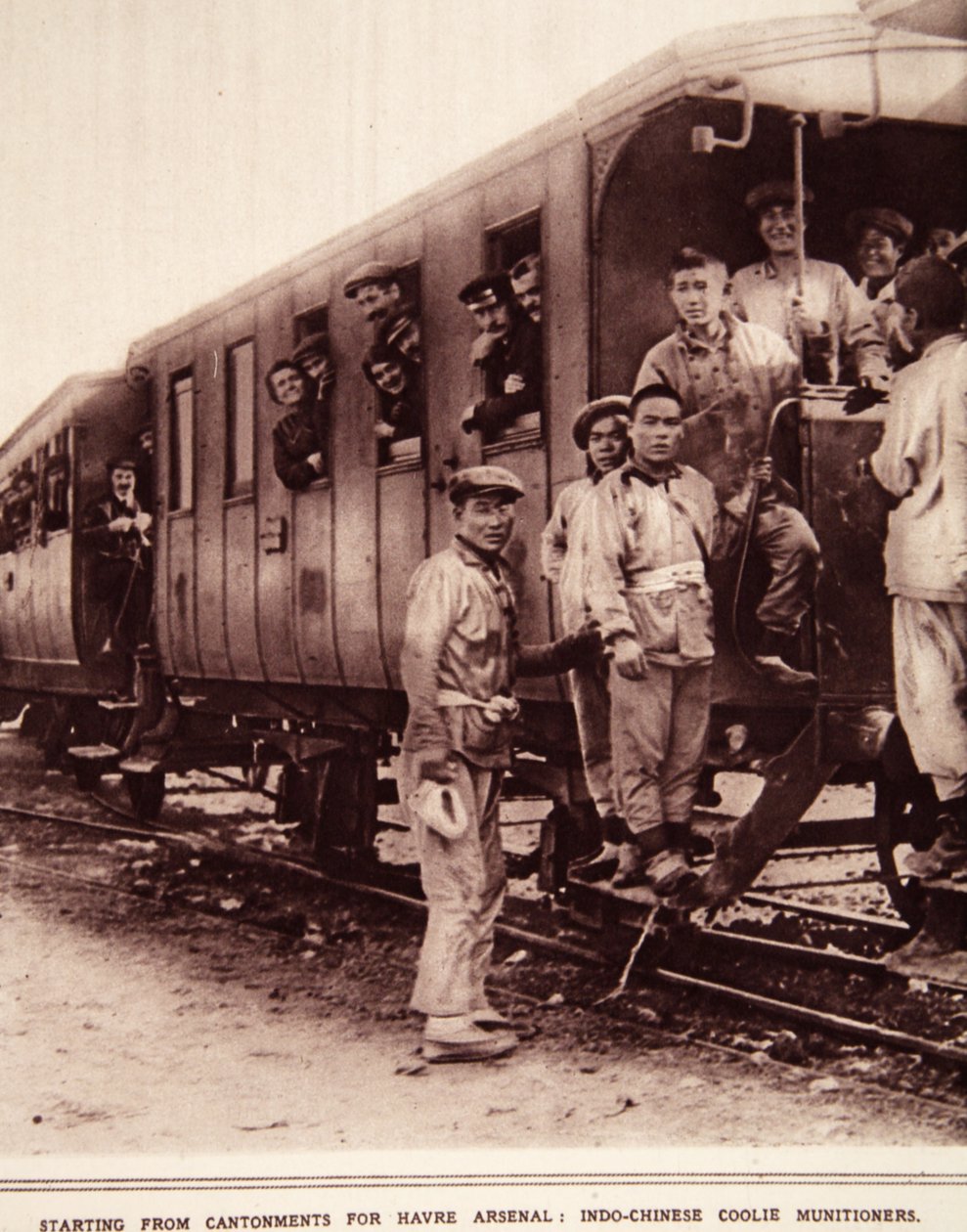 Startende fra Cantonments for Havre Arsenal: Indo-kinesiske coolies ammunitionsvogne, illustration fra The Illustrated War News, september 1916 (sepia foto) af French Photographer