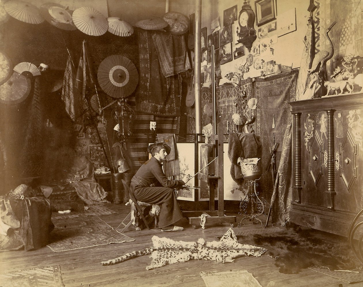 Den franske maler Rochegrosse fotograferet i sit atelier, ca. 1885 (gelatinesølvtryk) af French Photographer