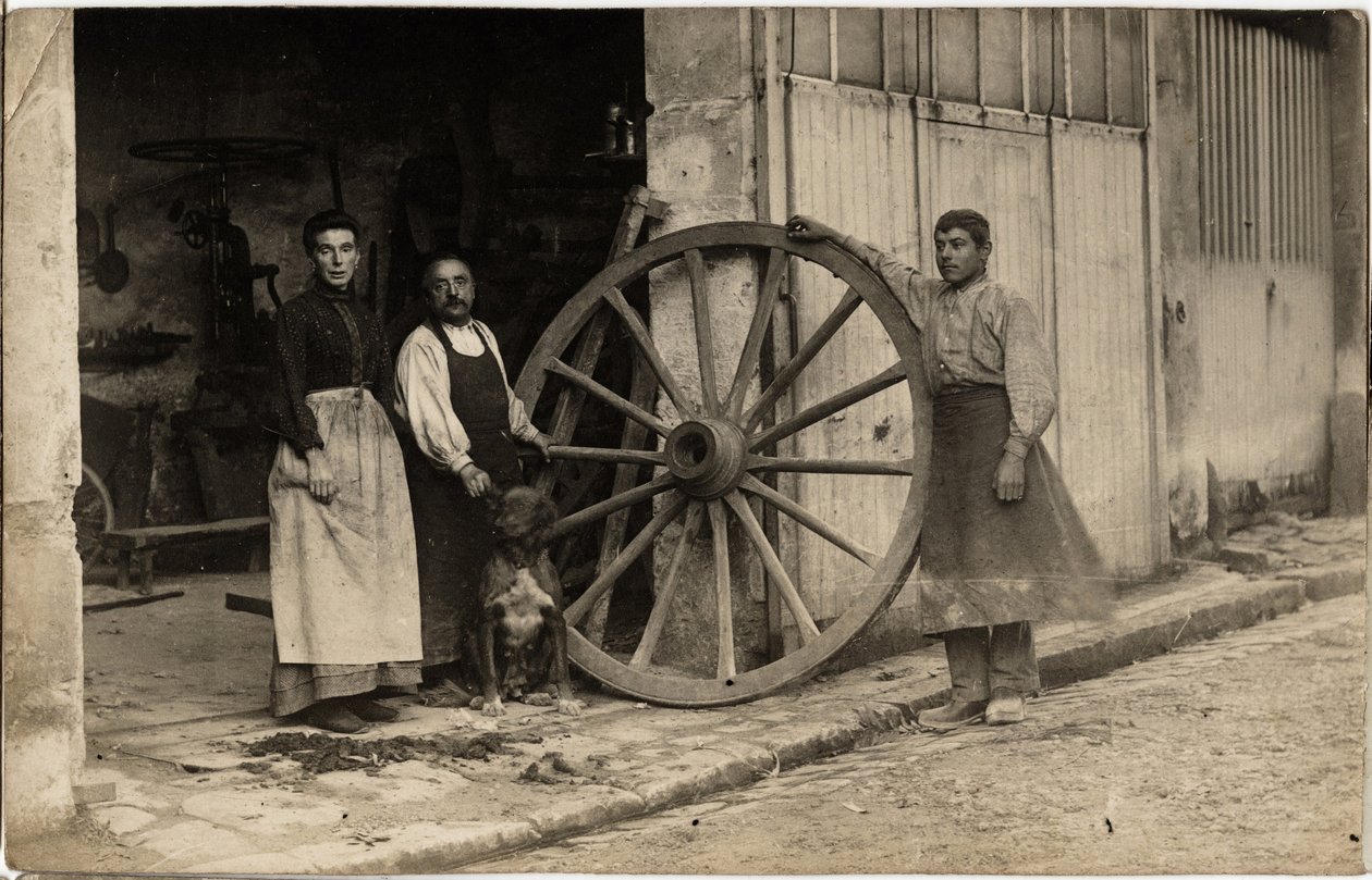 Vognen, producent af trolleyhjul. Postkort fra begyndelsen af det 20. århundrede. af French Photographer