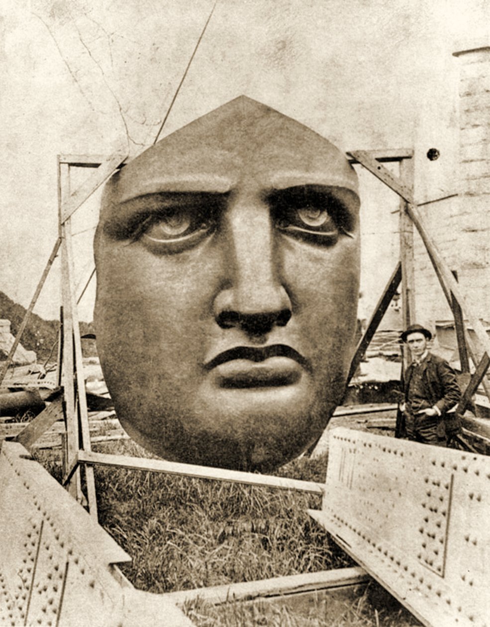 Konstruktionen af Frihedsgudinden, detalje af ansigtet, c.1876 af French Photographer