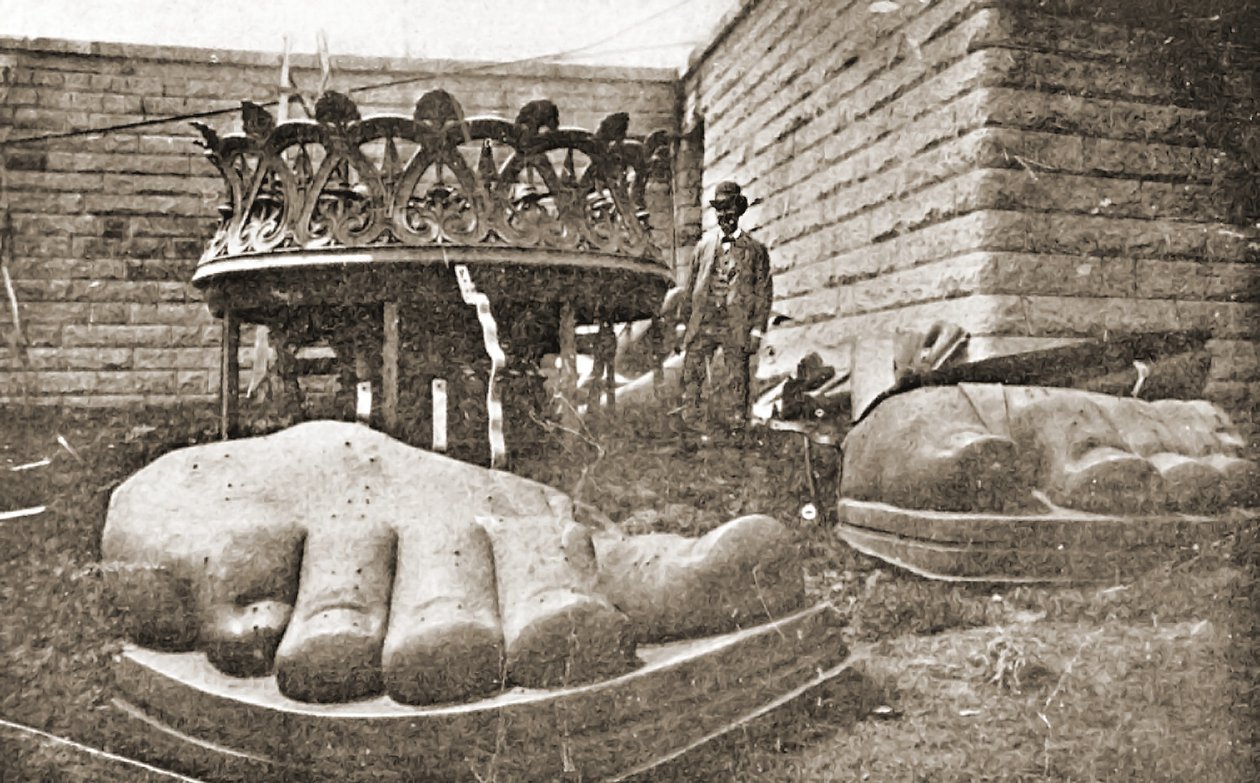 Konstruktionen af Frihedsgudinden, detalje af fødderne, c.1876 af French Photographer