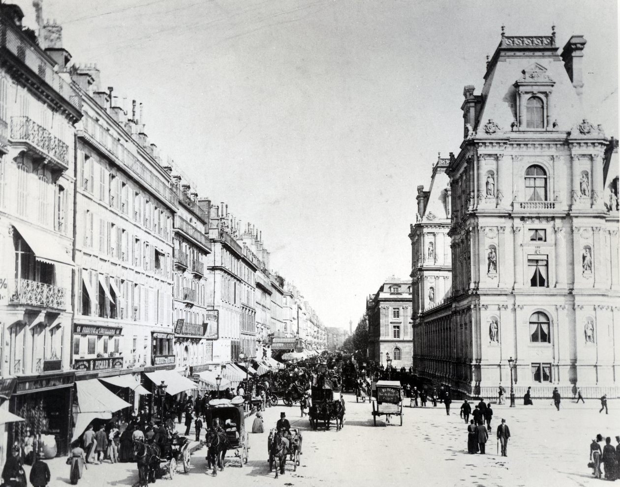 Rue de Rivoli og det nye Hotel de Ville, ca. 1882 af French Photographer