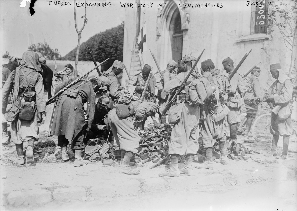Turcos undersøger krigsbytte ved Neufmentiers, 1914 (fotografi) af French Photographer