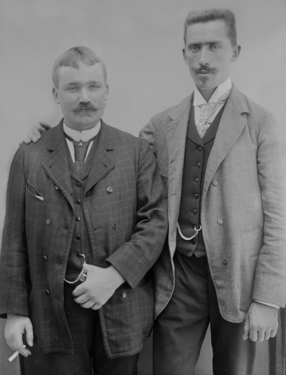 To unge mænd, Bourmont-regionen i Haute-Marne (Haute Marne), omkring 1880. af French Photographer