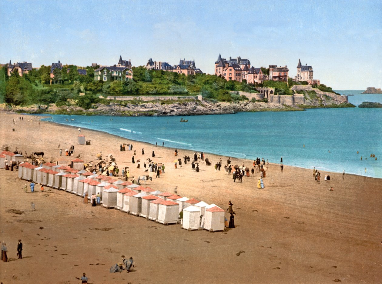 Udsigt over Pointe de la Malouine fra Plage de lEcluse, Dinard, 1890-1900 af French Photographer