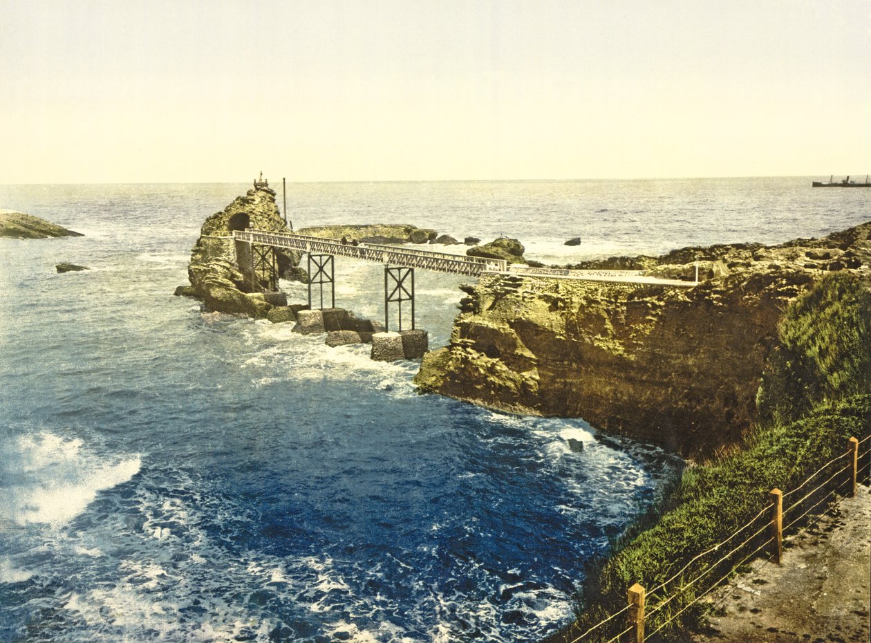 Udsigt over Jomfruen på klipperne, Biarritz, 1890-1900 af French Photographer