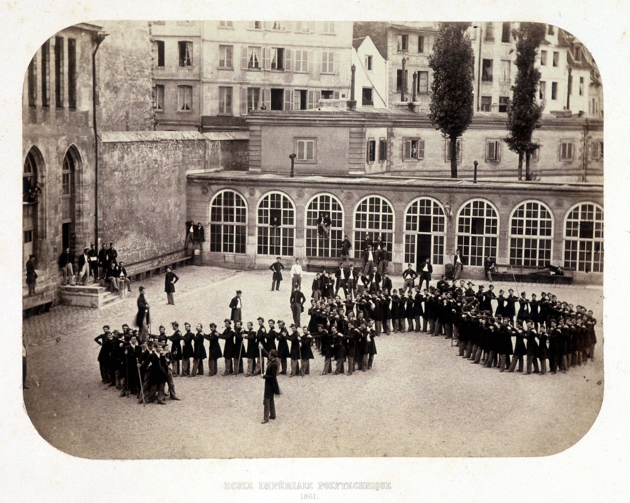 Udsigt over den indre gårdhave til Ecole Imperial Polytechnique af French Photographer