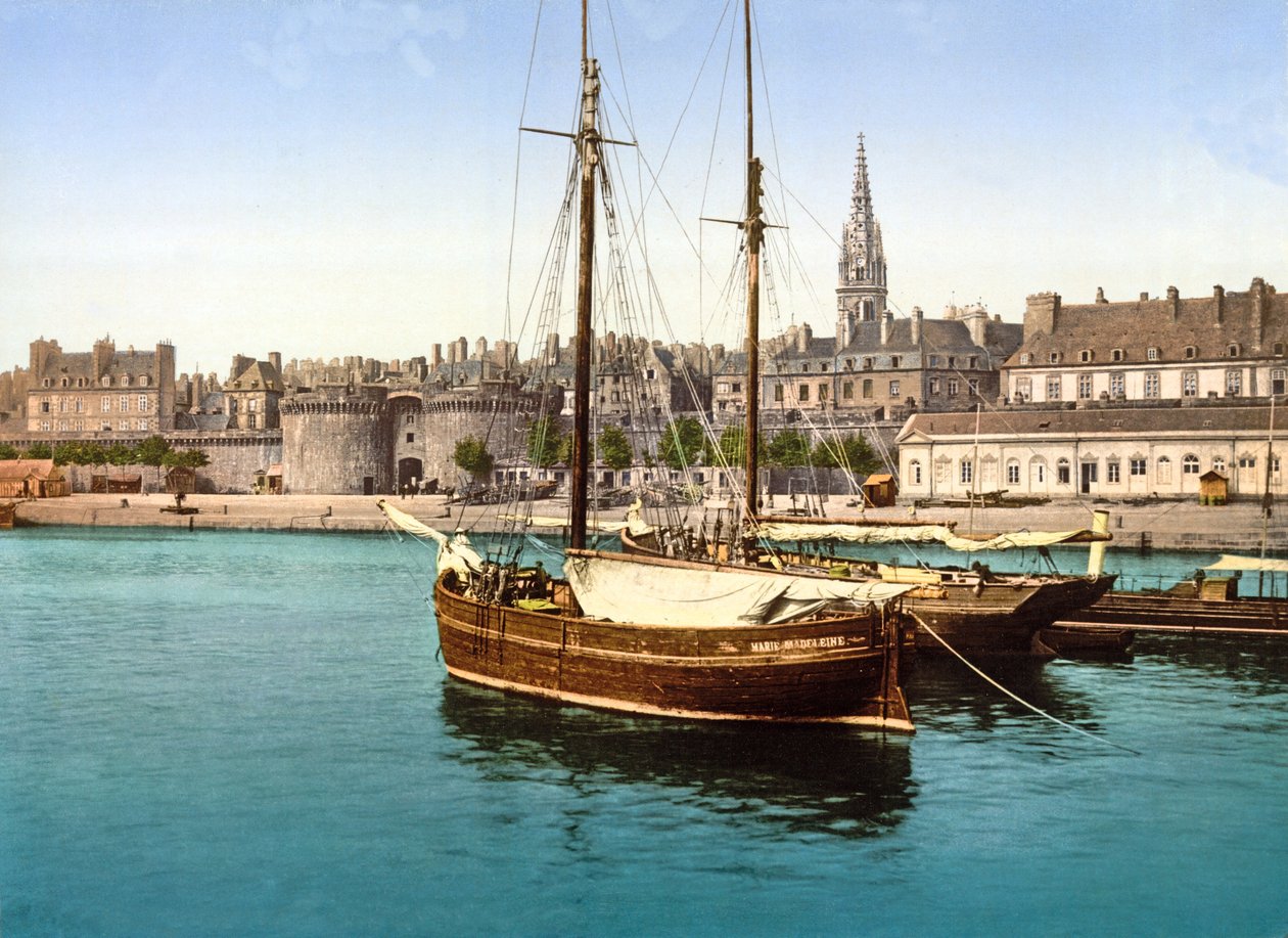 Udsigt over den befæstede by St Malo fra havnen, 1890-1900 af French Photographer
