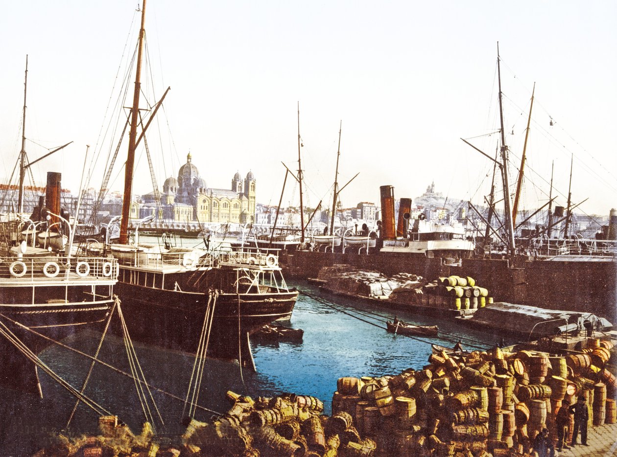 Vintønder og både ved kajen i Marseille med Marseilles katedral i baggrunden, pub. 1890-1900 af French Photographer