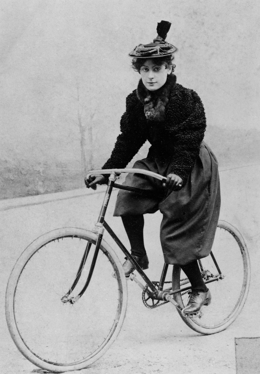 Kvinde på cykel, 1894 af French Photographer