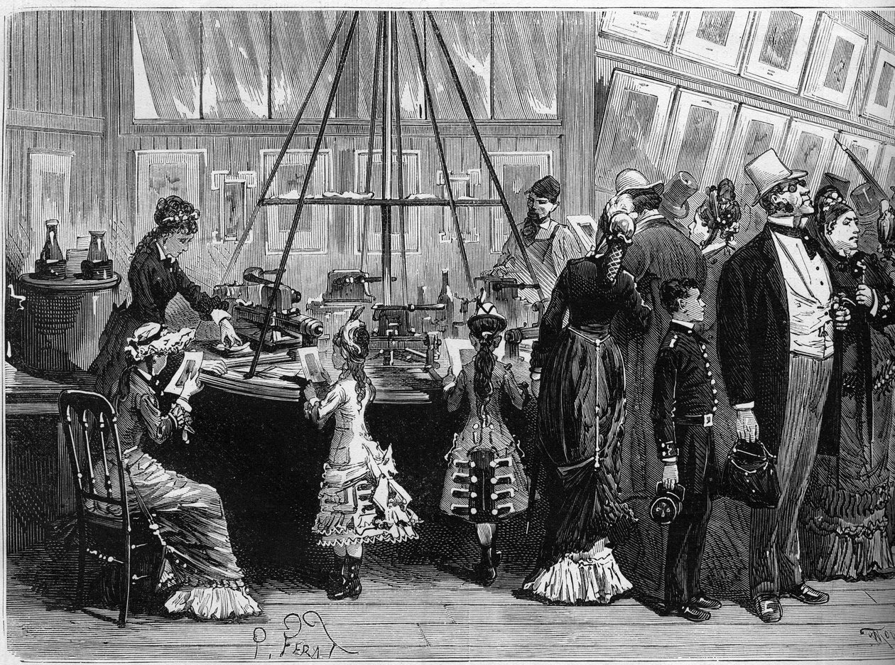 1878 Verdensudstilling i Paris: fotoglyptiske print i fotokrompavillonen. Indgravering i "" Le Monde Illustré"" nr. 1125 af 19. oktober 1878. af French School