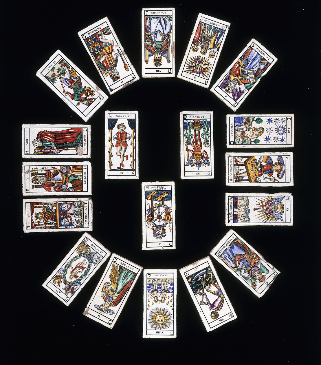 Et fransk stentøjsflisepanel, dekoreret med et spil Marseilles tarotkort, 20. århundrede af French School