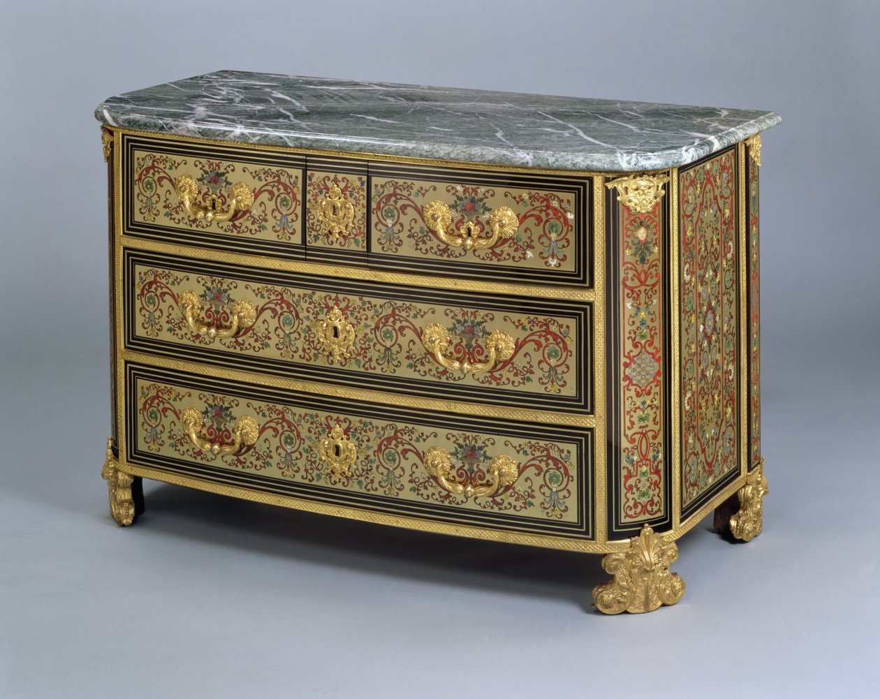 En Louis XIV kommode, ca. 1710 (polykrom skildpadde og messingindlæg) af French School