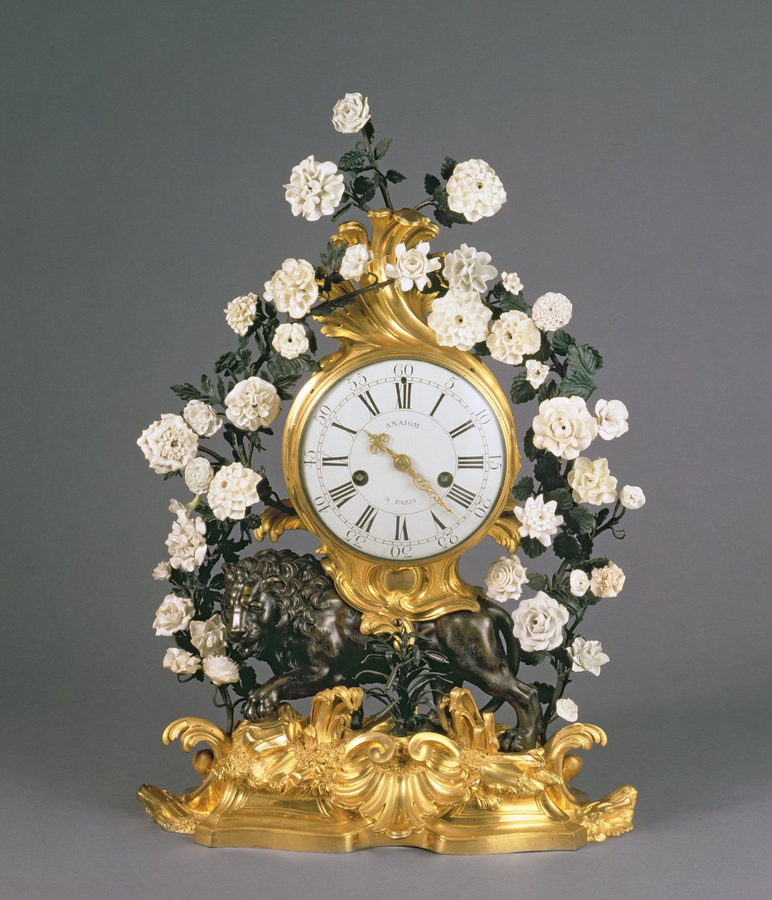 Et Louis XV ur, Vincennes/Mennecy, ca. 1750 (porcelæn, ormolu og bronze) af French School