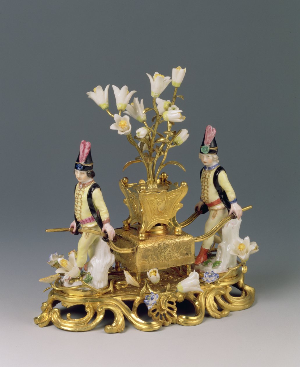 En Louis XV-parfumebrænder, ca. 1745 (ormolu og porcelæn) af French School