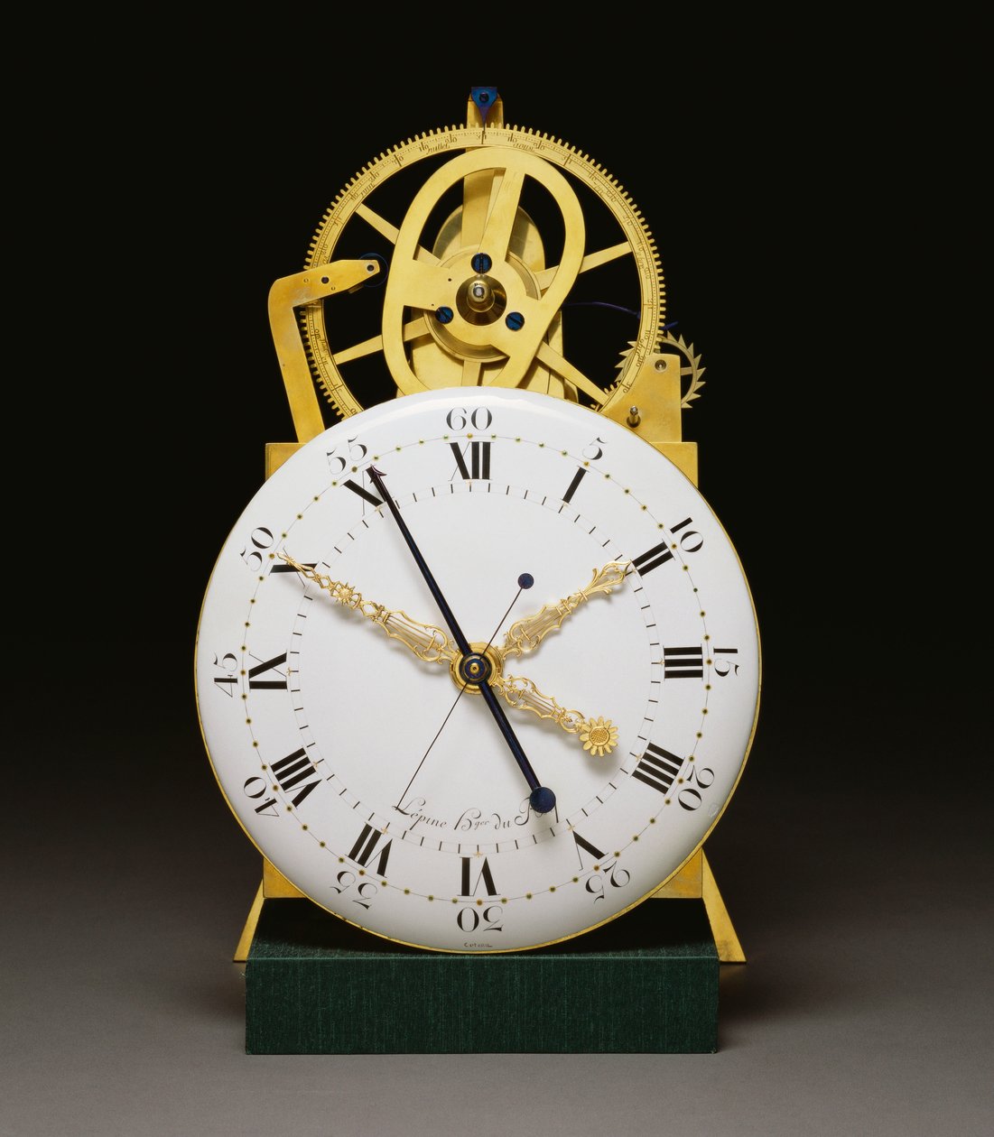 Et nærbillede af skiven og bevægelsen af en Louis XVI ormolu og patineret bronzemonteret mahogni longcase regulator med årskalender og tidsligning, ca. 1790 af French School