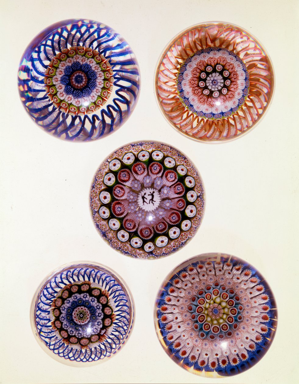 En gruppe St. Louis koncentriske Millefiori-vægte af French School